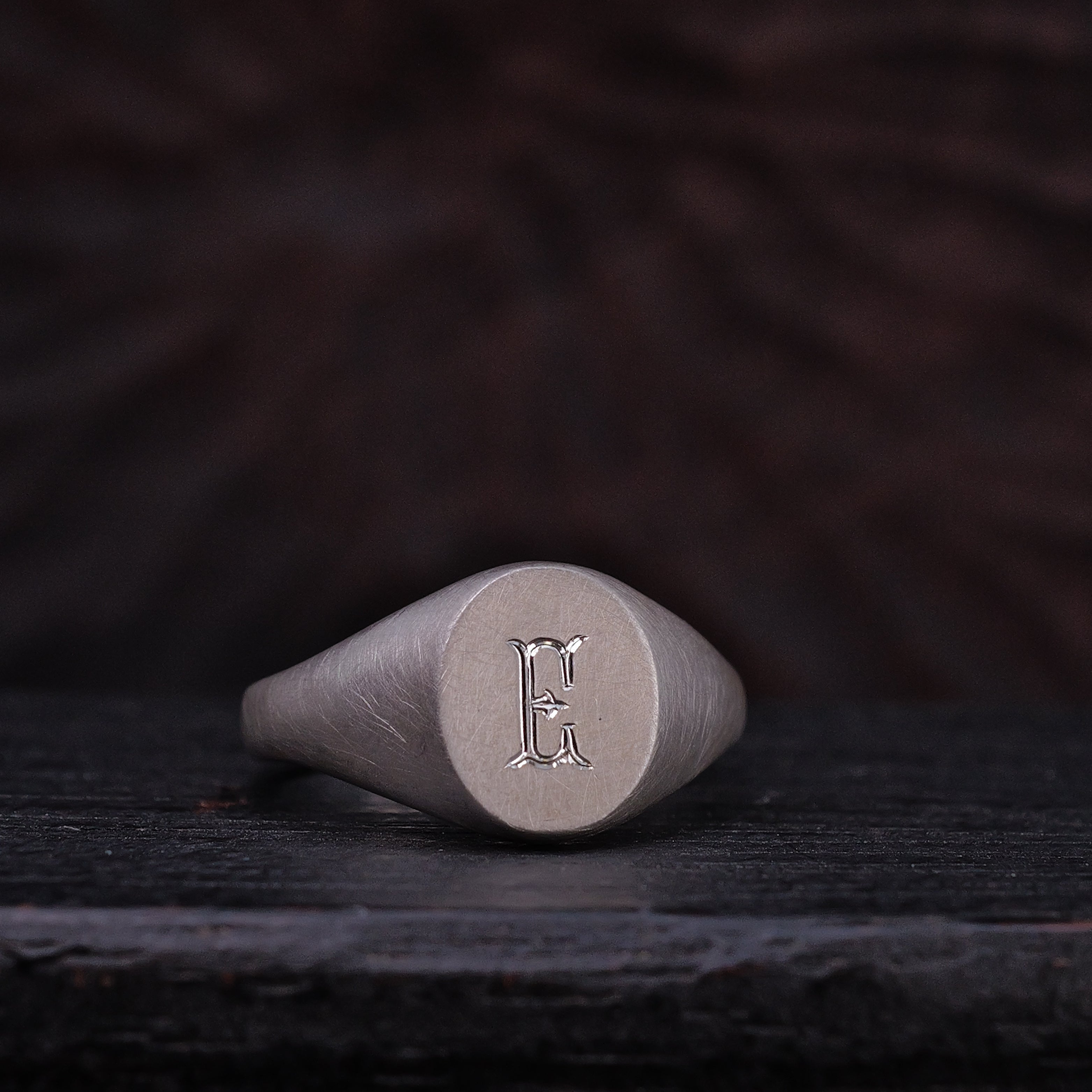 橢圓字母紋章戒指